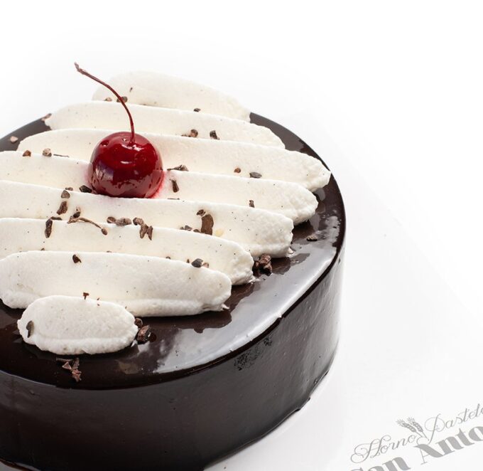 Tarta Selva Negra con cerezas y mousse de chocolate.