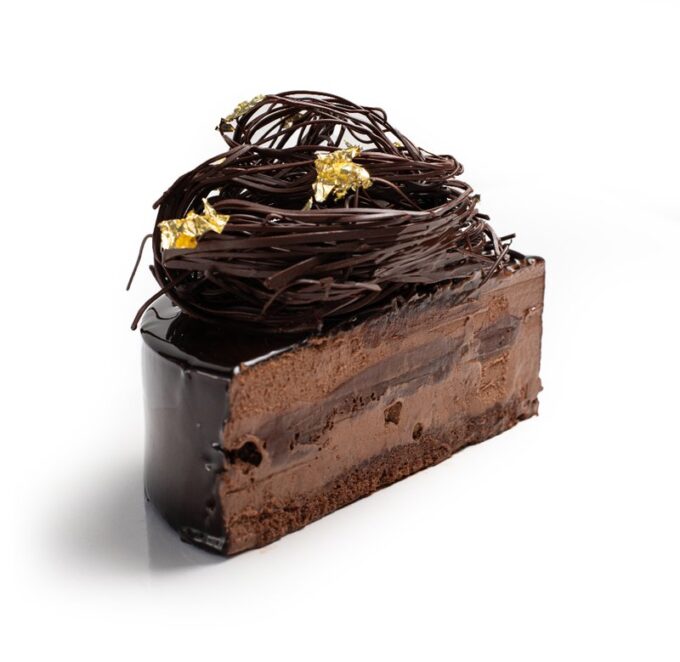 Tarta de brownie con mousse de chocolate.