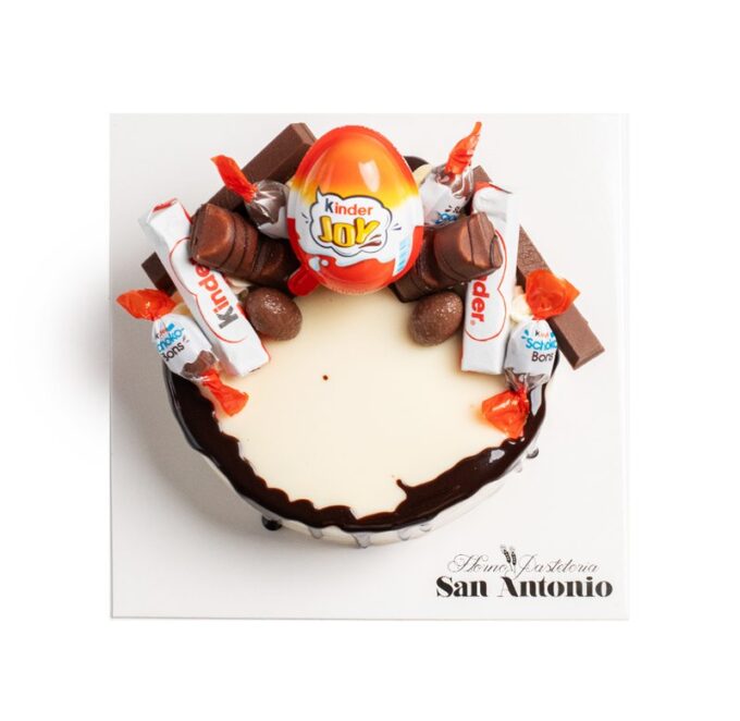 Tarta de Kinder mousse con avellanas.